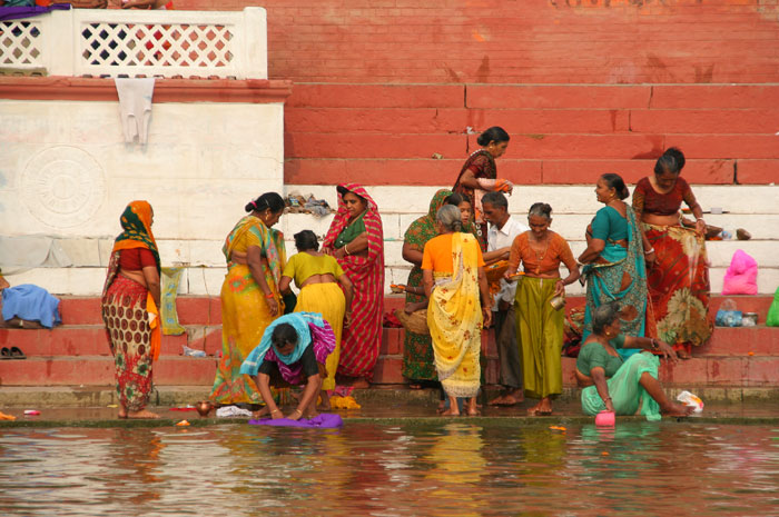 ganges-varanasi-baño asombrosas cosas que hacer en varanasi