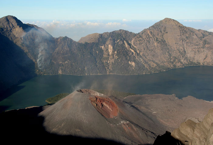 gunung rinjani volcano lombok backpacking in Indonesia