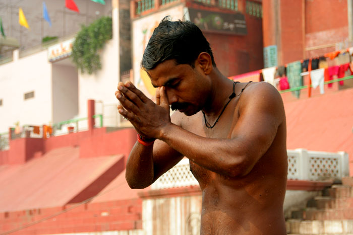 gente rezando varanasi india asombrosas cosas que hacer en varanasi