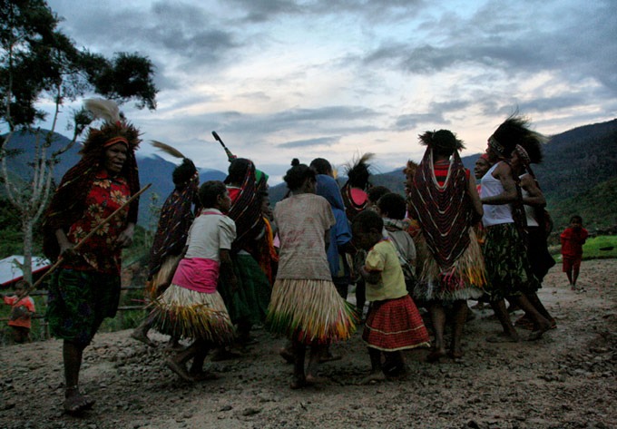 yogoshine papua ceremony Hiking the Baliem Valley on a budget