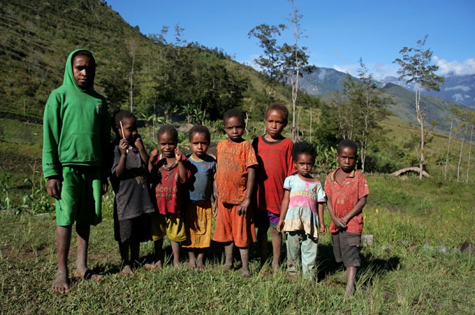 papua kids Hiking the Baliem Valley on a budget