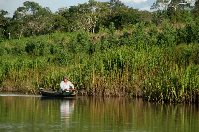 pescador amazonía Selva Peruana. como llegar a iquitos