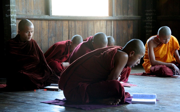 monjes rezando