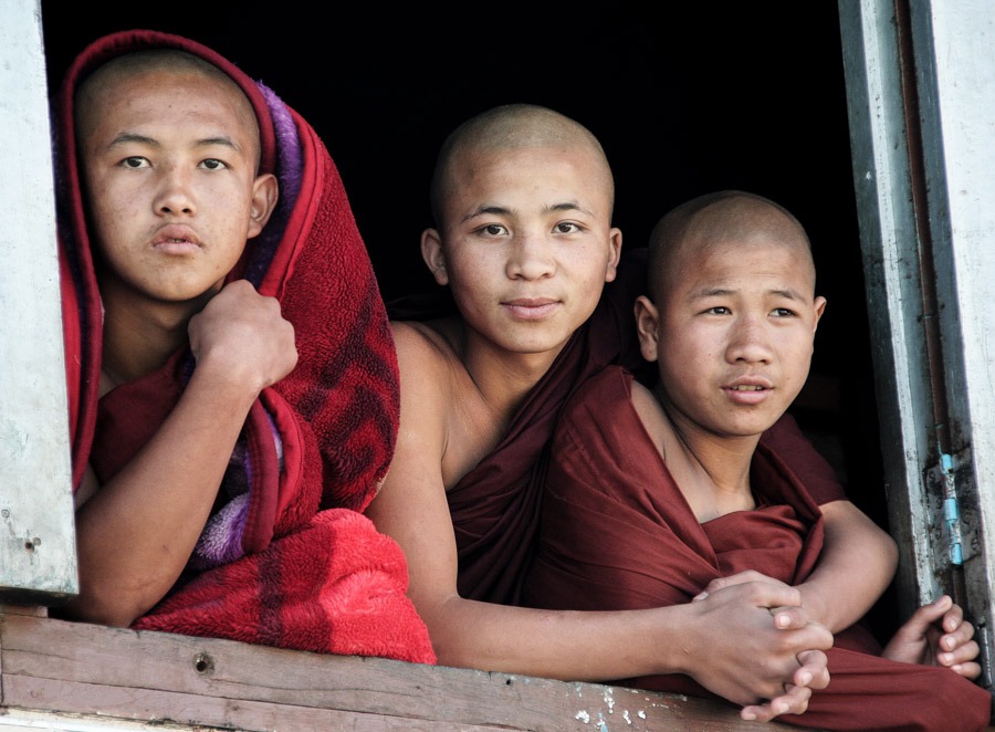 monks hike from namhsan to hsipaw